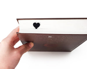 Black Heart Bookmark - Bold and Elegant Design for Avid Readers and Lovers of Dark Aesthetics - Atelier Article