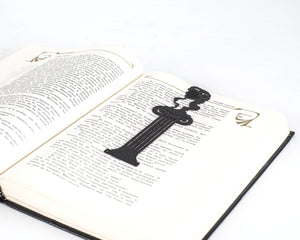 Bookmark "Bust to a Famous Reader". - Atelier Article