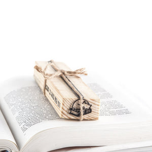 Bookmark "Cat Naps and Page Turns". - Atelier Article