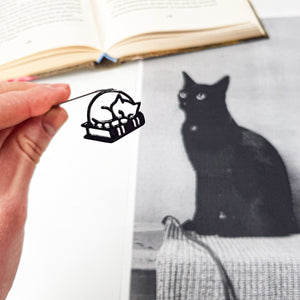 Bookmark "Cat Naps and Page Turns". - Atelier Article