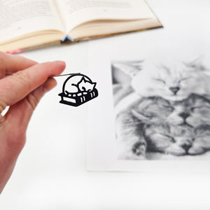 Bookmark "Cat Naps and Page Turns". - Atelier Article