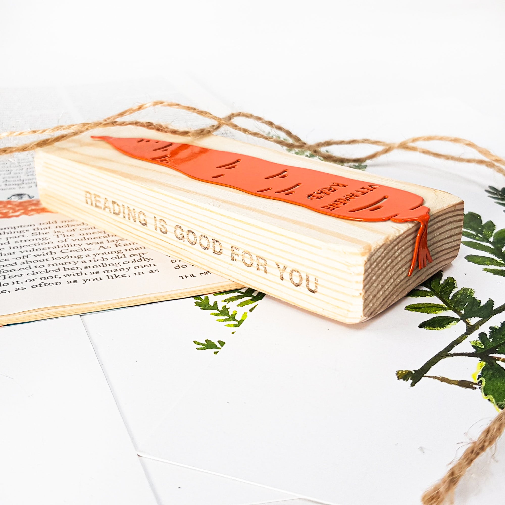 Carrot Bookmark – Orange Metal Page Marker with "Vitamin Read" Inscription - Atelier Article