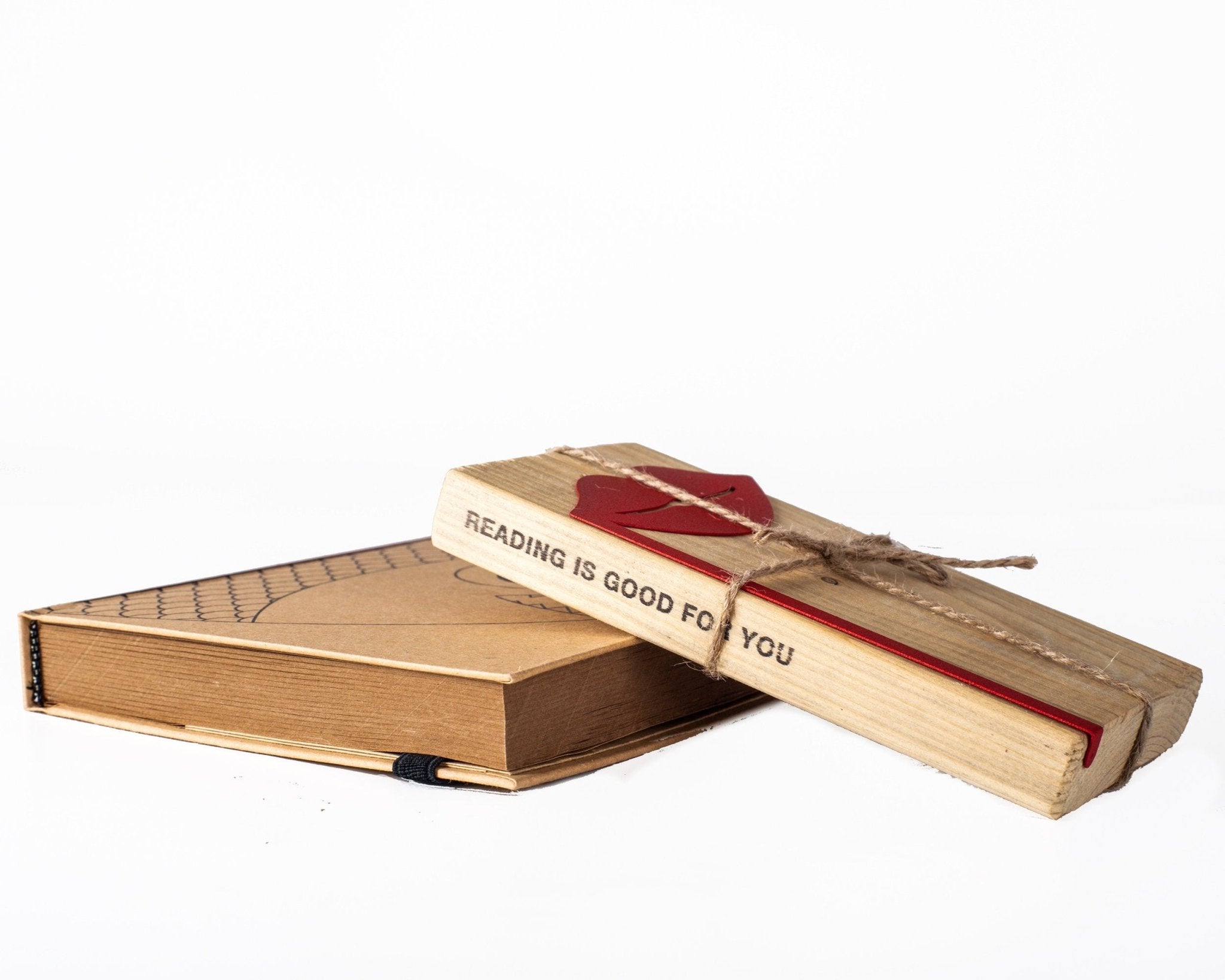 Red Lips Romantic Bookmark - A Bold and Passionate Gift for Avid Readers and Romance Lovers - Atelier Article