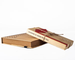 Red Lips Romantic Bookmark - A Bold and Passionate Gift for Avid Readers and Romance Lovers - Atelier Article