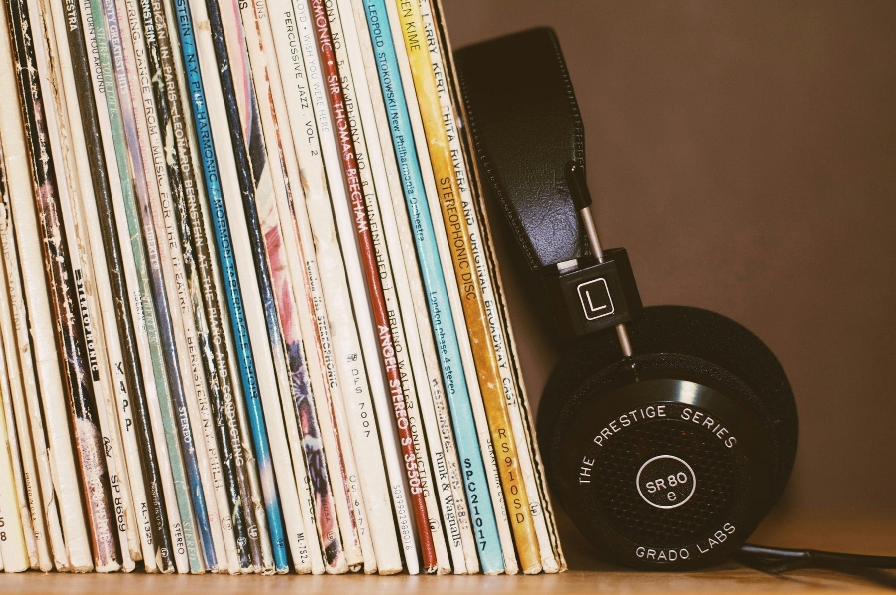 How to Start a Vinyl Record Collection in 2025: A Simple Guide for Modern Music Lovers - Atelier Article