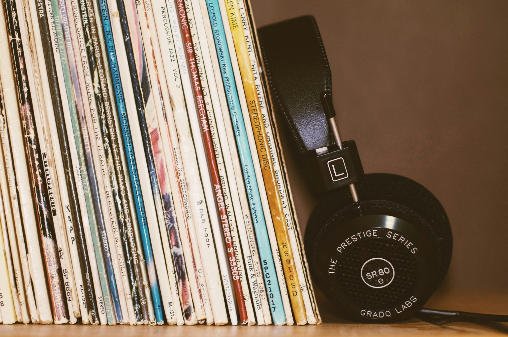 How to Start a Vinyl Record Collection in 2025: A Simple Guide for Modern Music Lovers - Atelier Article