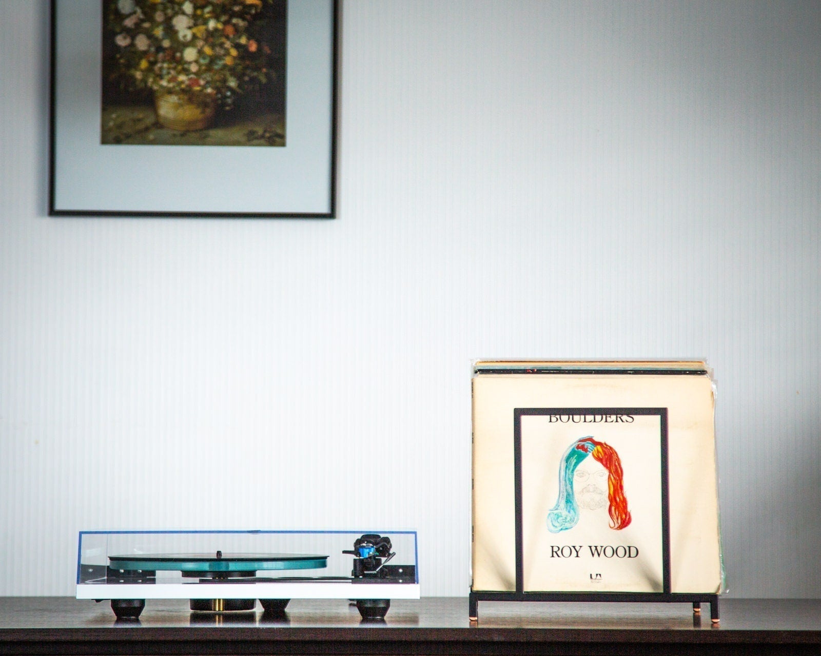 Compact desktop vinyl record stand for small spaces