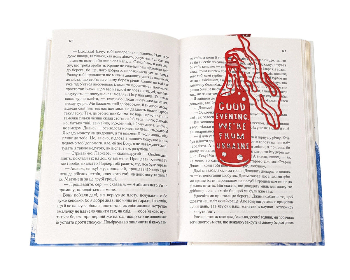 Bandera Smoothie metal bookmark in red shown together with other bookmarks from the range