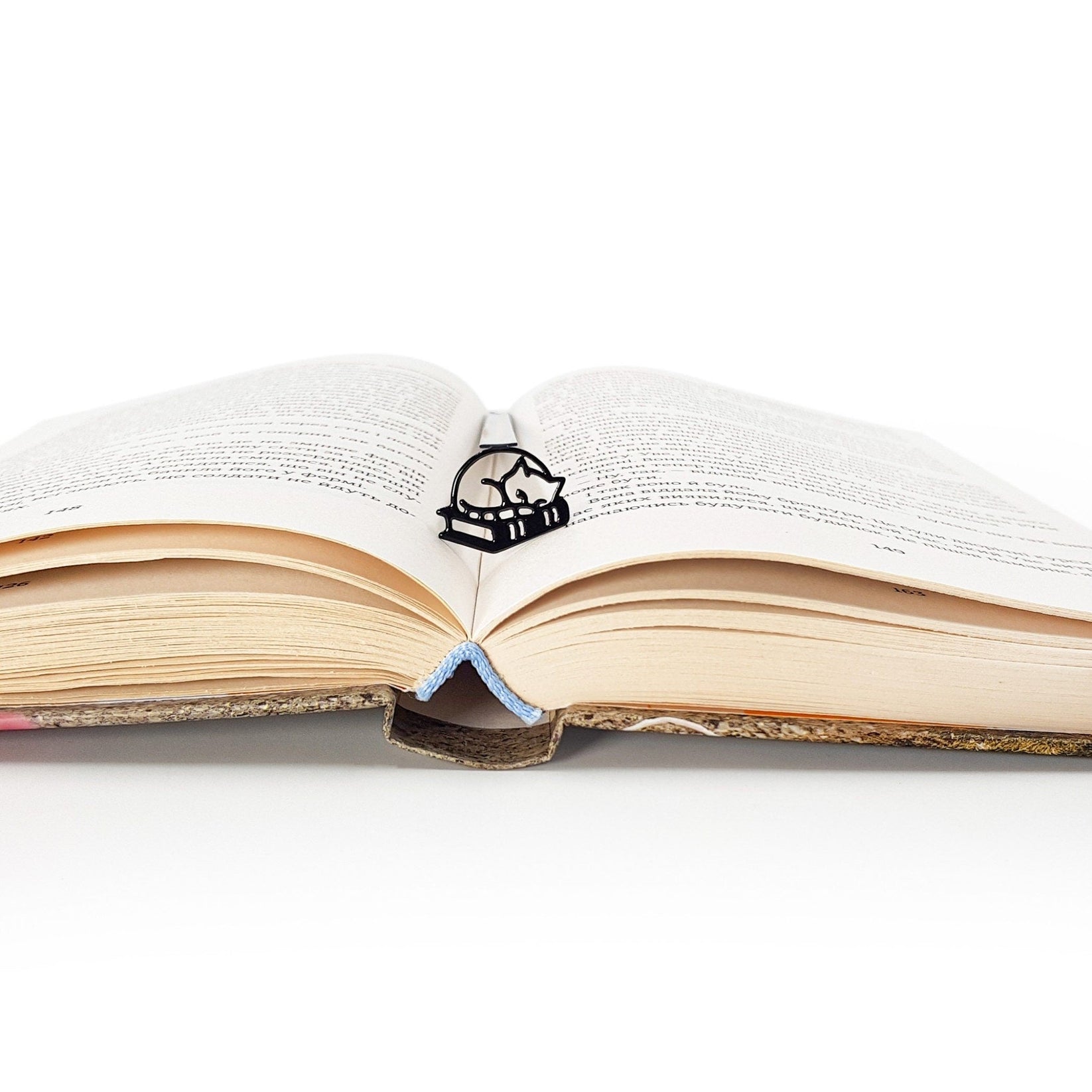 Bookmark "Cat Naps and Page Turns". - Atelier Article