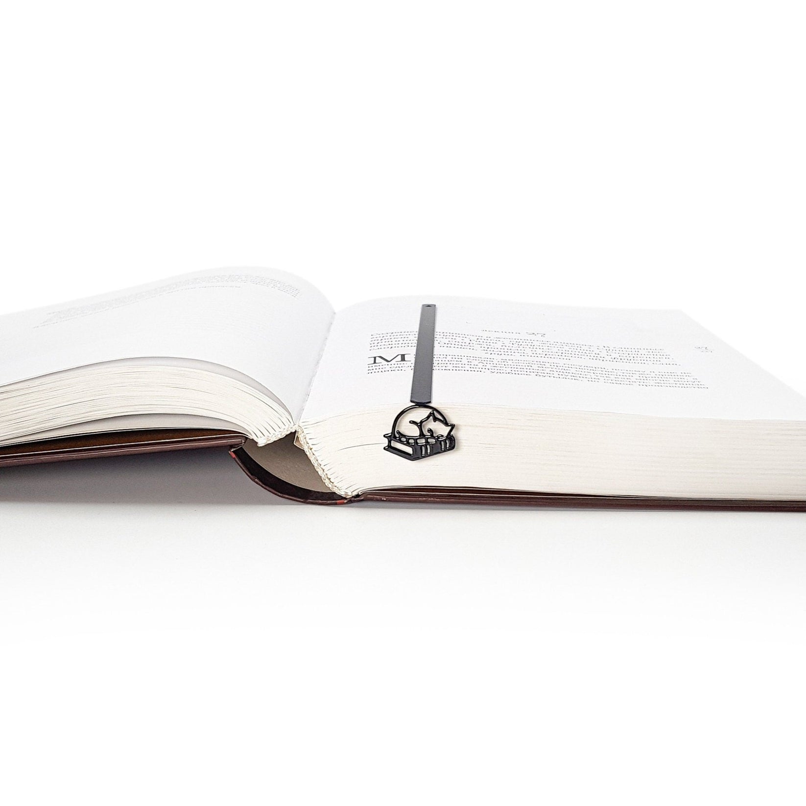 Bookmark "Cat Naps and Page Turns". - Atelier Article