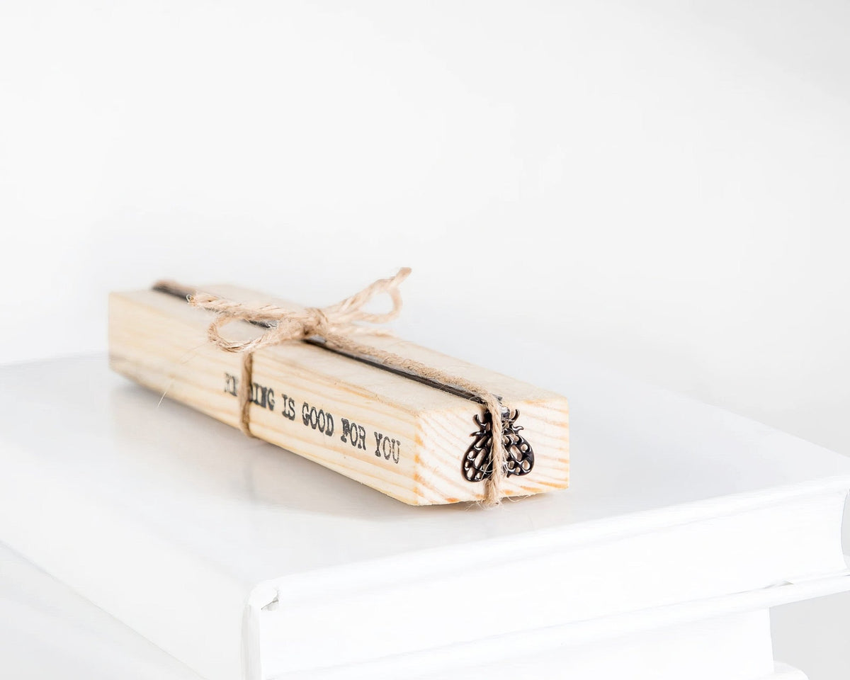 Fly metal bookmark packed with kraft paper and twine as a gift