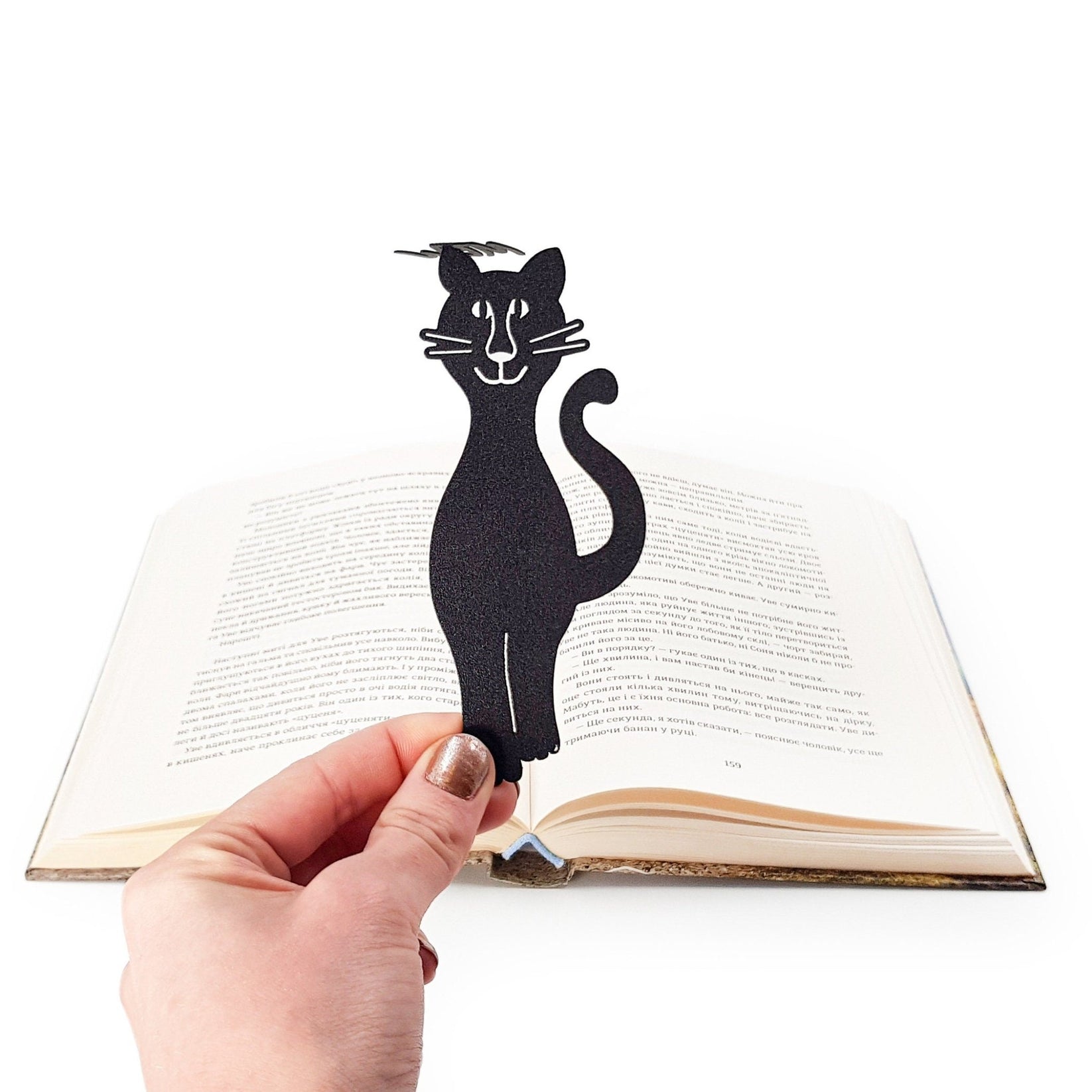 Black metal Bookmark "Mew Smiling Cat" in the hand. - Atelier Article