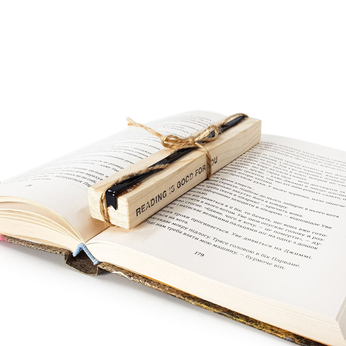 Ribbon metal bookmark packed with kraft paper and twine as a gift