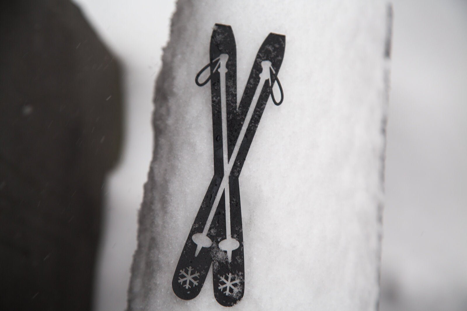 Skis metal bookmark against a coloured backdrop
