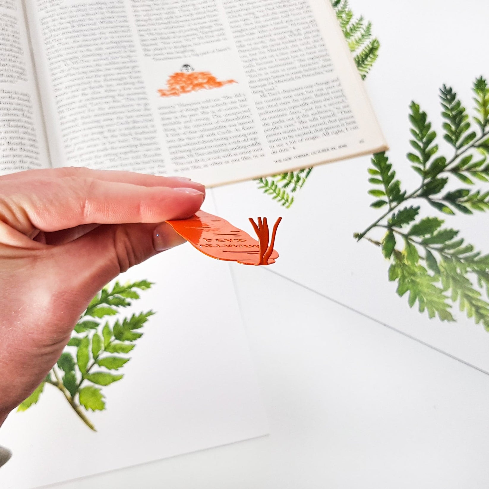Carrot Bookmark – Orange Metal Page Marker with "Vitamin Read" Inscription - Atelier Article