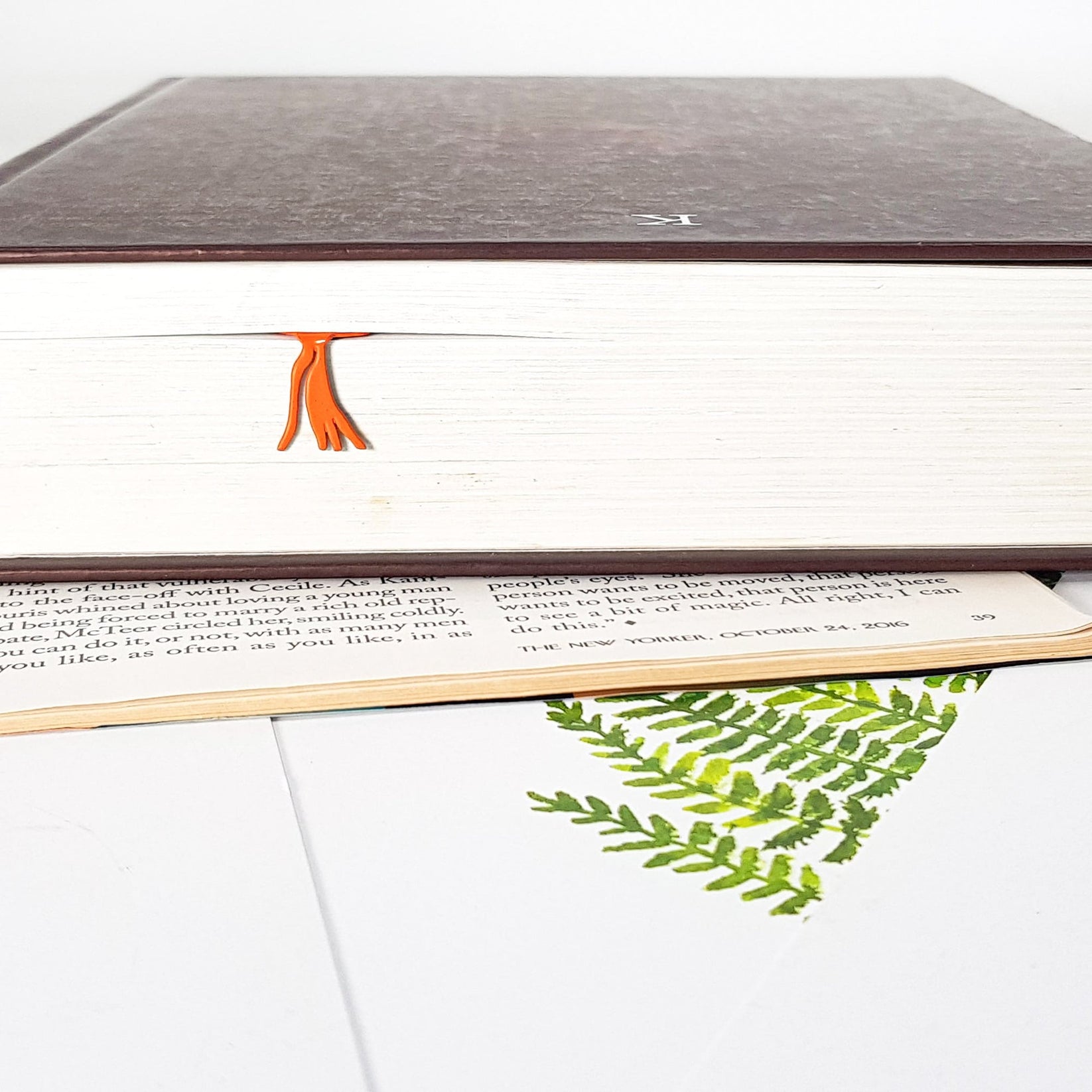 Carrot Bookmark – Orange Metal Page Marker with "Vitamin Read" Inscription - Atelier Article