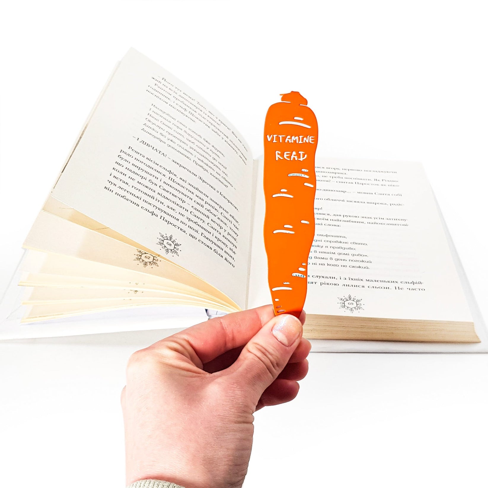 Carrot Bookmark – Orange Metal Page Marker with "Vitamin Read" Inscription - Atelier Article