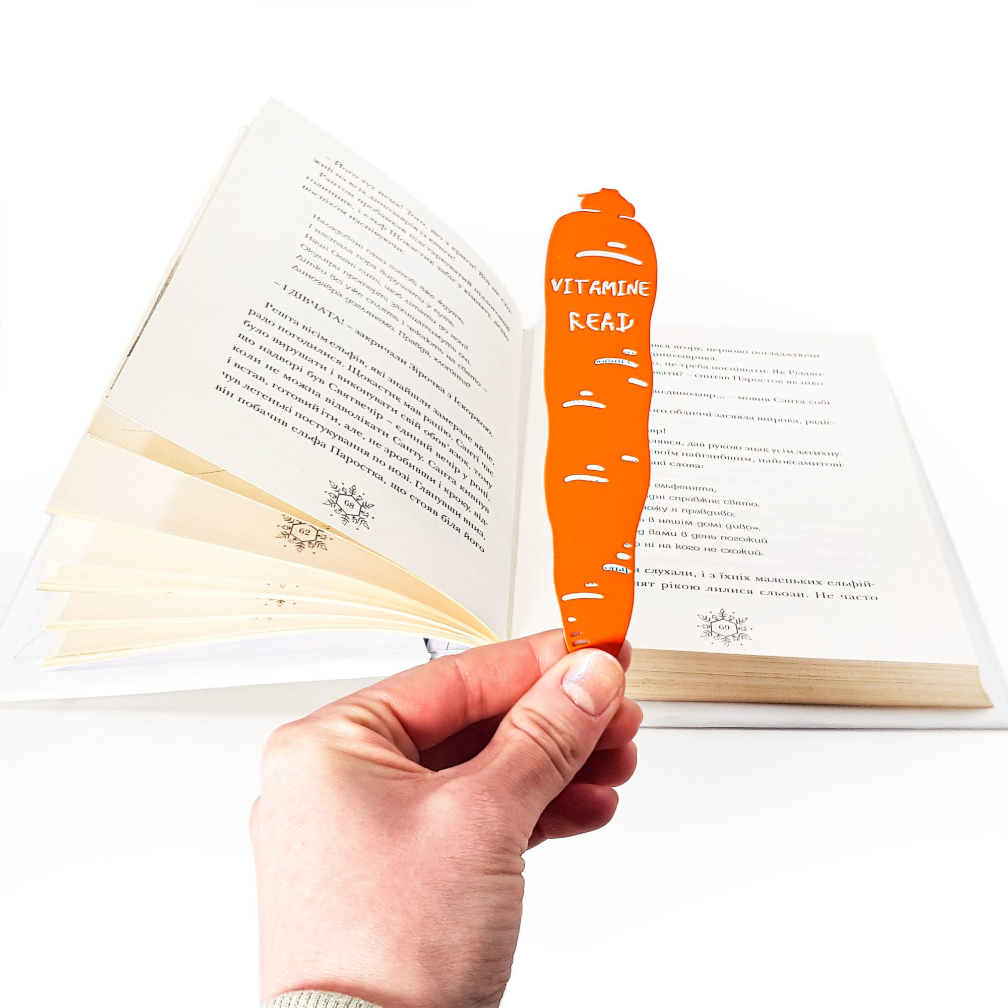 Carrot Bookmark – Orange Metal Page Marker with “Vitamine Read” Inscription - Atelier Article