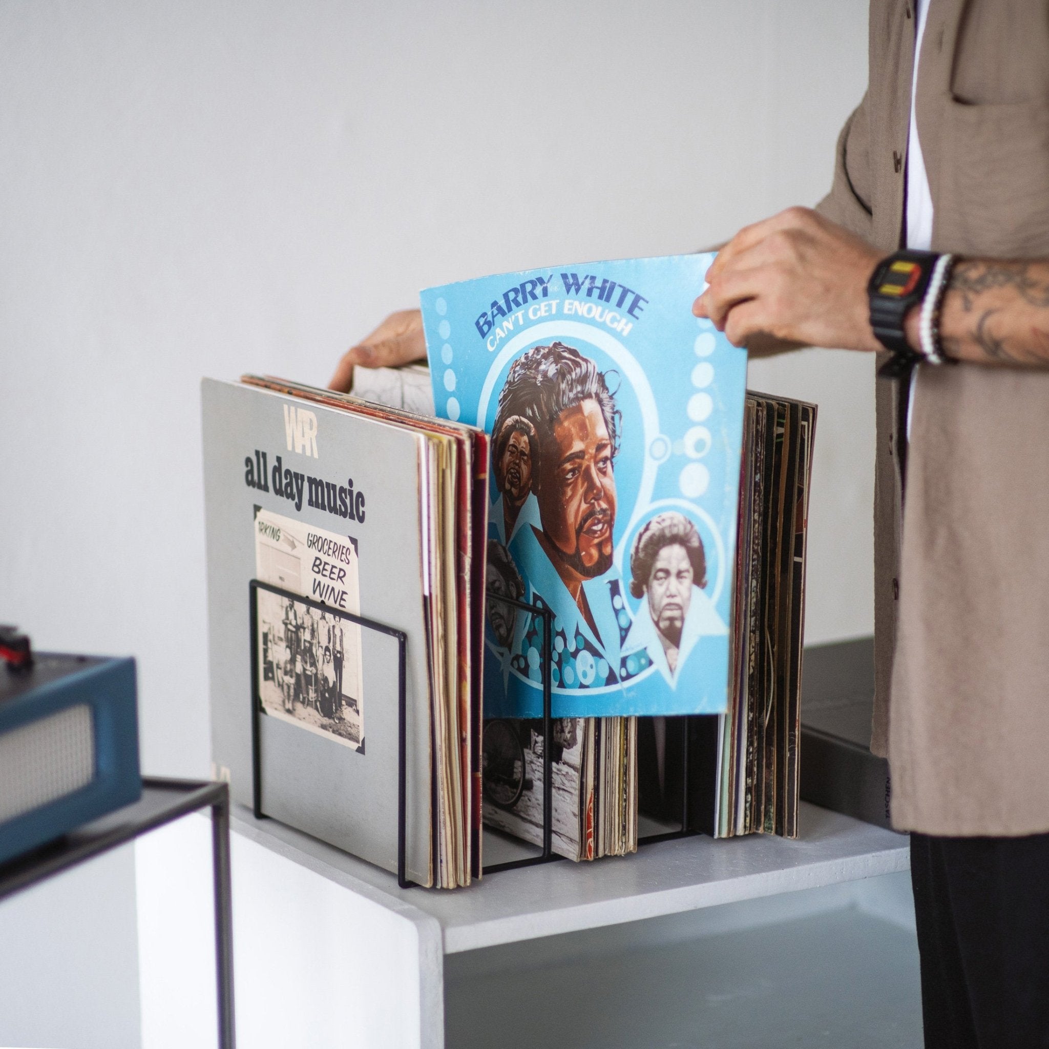 Elegant Desktop Wire Frame Stand for Vinyl Records - Perfect for Organizing Your Collection - Atelier Article