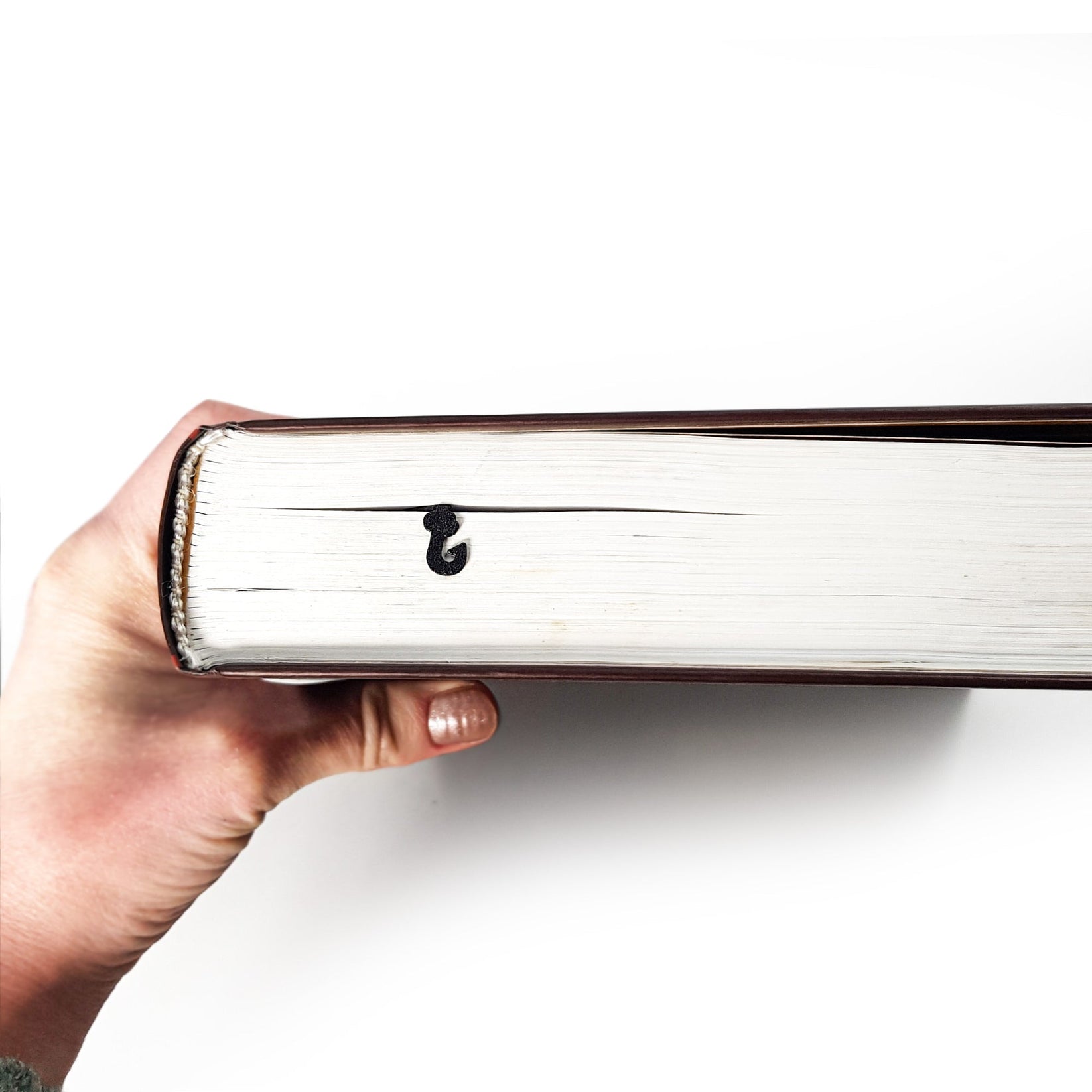 Hooked on Books – Black Metal Bookmark for Avid Readers & Bookish Gift Lovers - Atelier Article