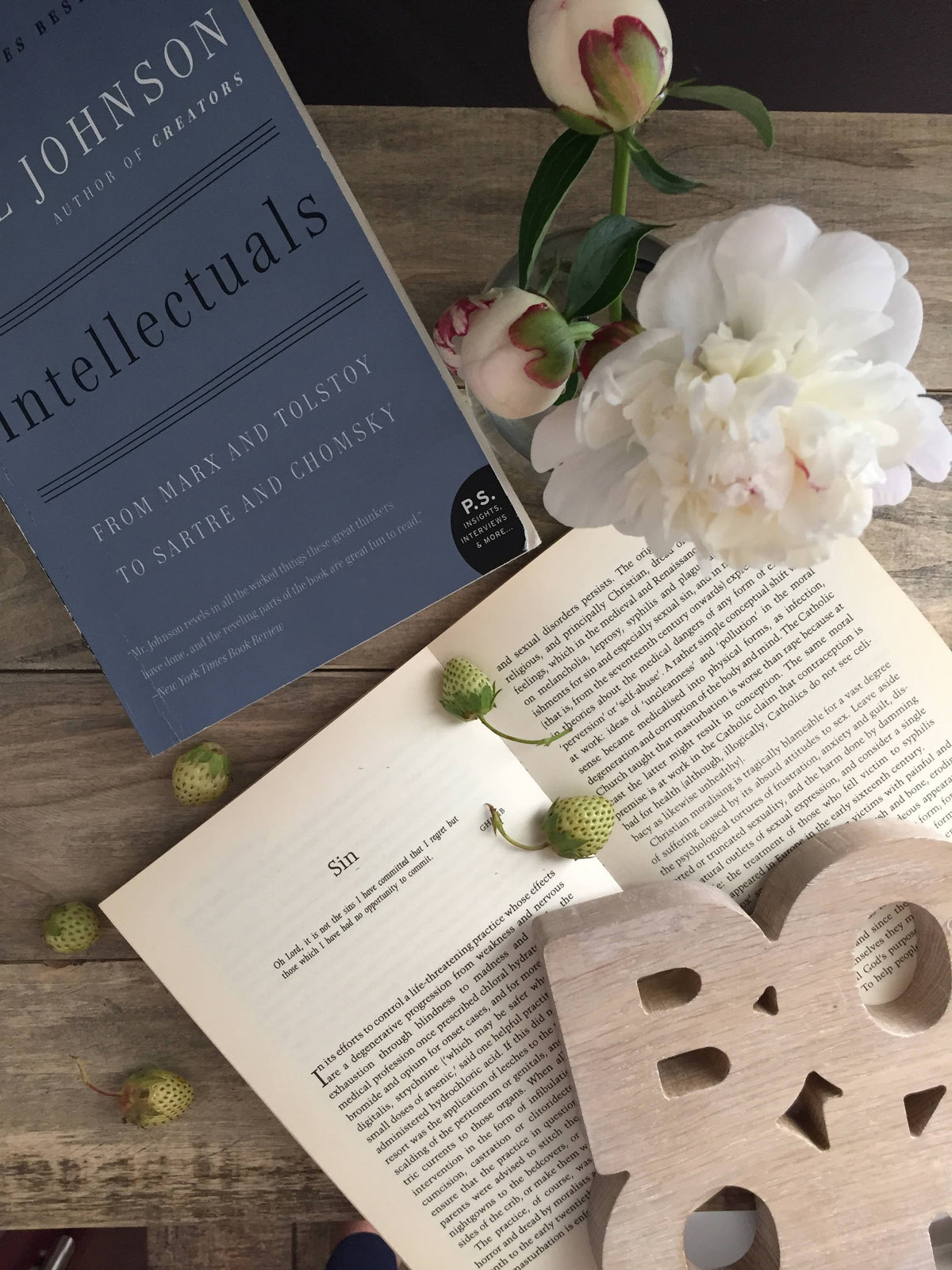Wooden bookends Book. The word book is cut out of a wooden board - Design Atelier Article