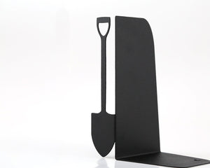 Close-up of black metal bookend featuring a cut-out garden shovel – minimalist matte finish with clean lines, ideal for garden-themed or rustic bookshelf decor. Sturdy and functional for everyday use.