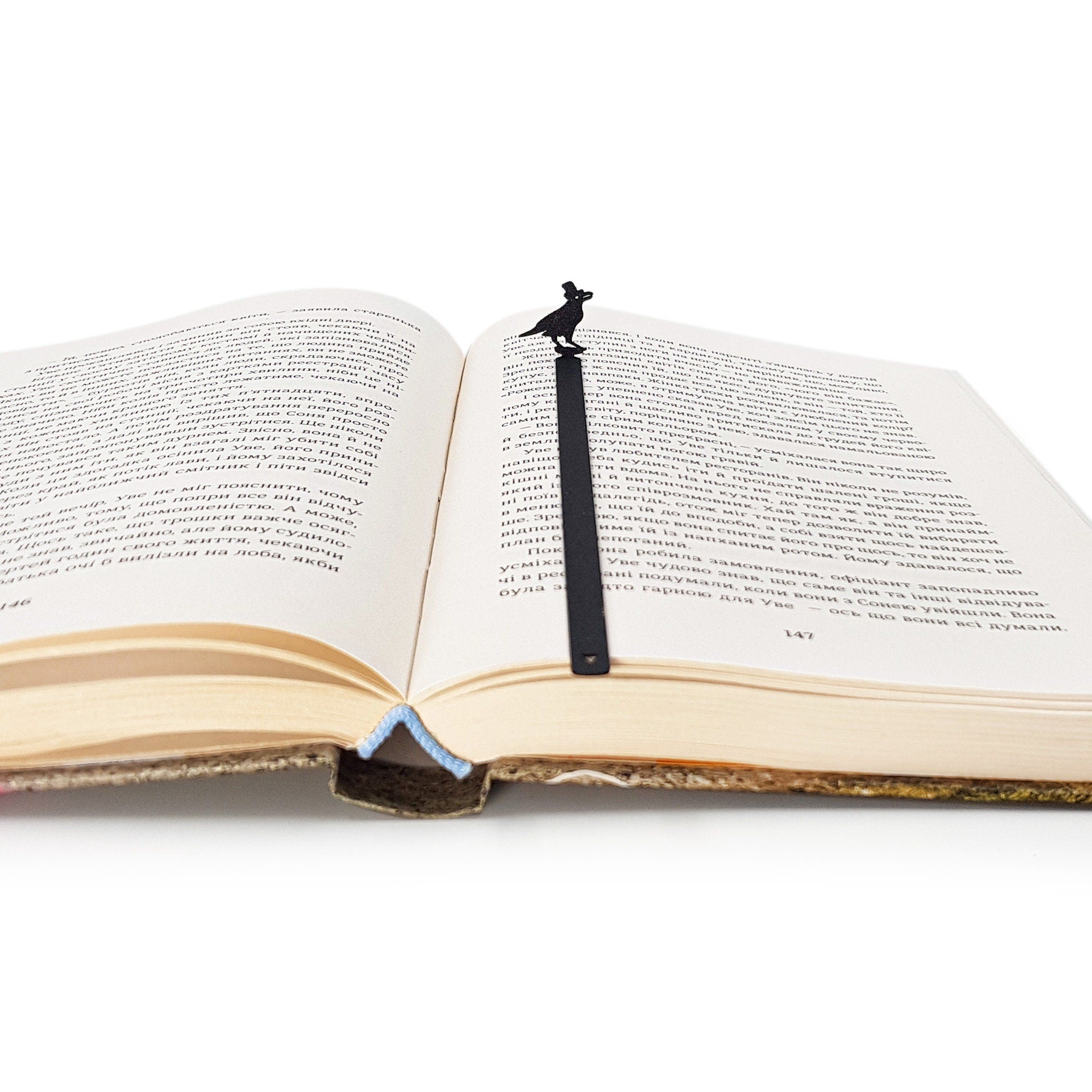 Raven in High Hat Bookmark - Mysterious and Stylish Design for Avid Readers and Dark Academia Enthusiasts - Atelier Article
