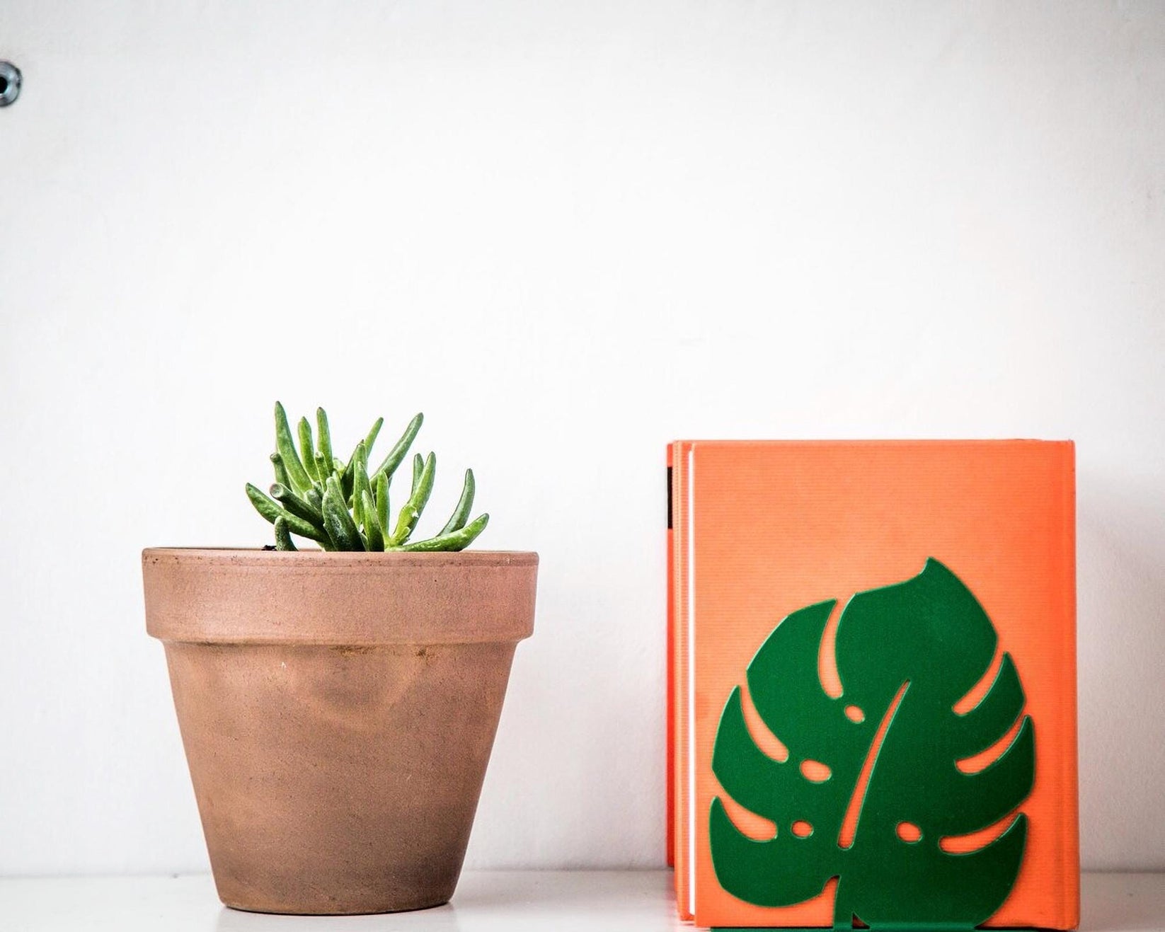 Monstera Leaf Metal Bookends – green – laser-cut steel, photo 4