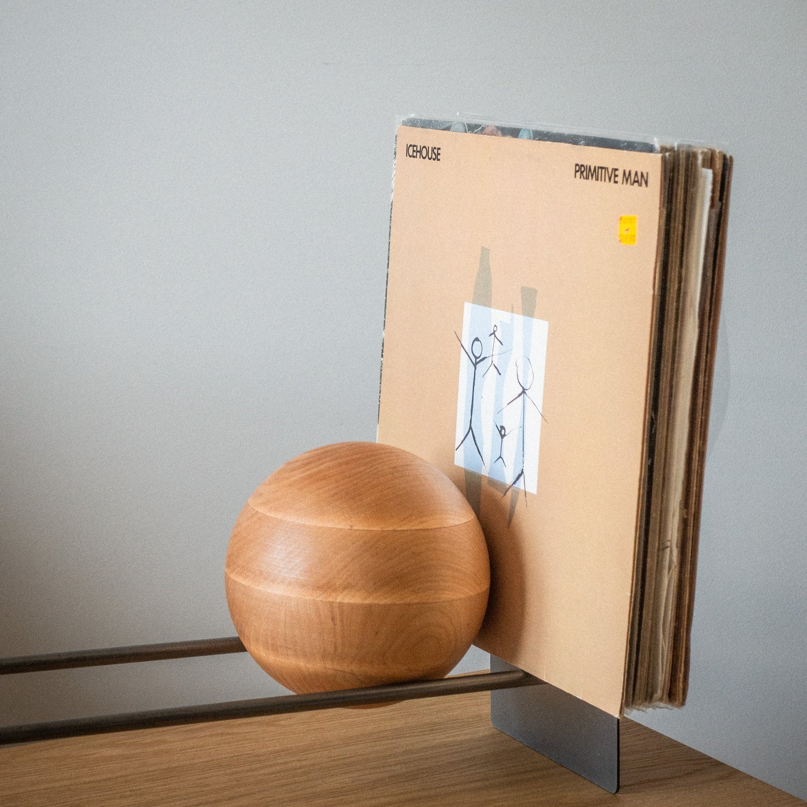 Minimalist Record & Book Stand with Wooden Ball – 45 cm Metal Shelf - Atelier Article
