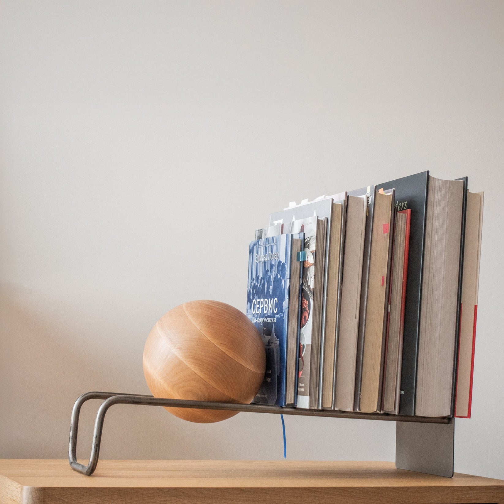Minimalist Record & Book Stand with Wooden Ball – 45 cm Metal Shelf - Atelier Article