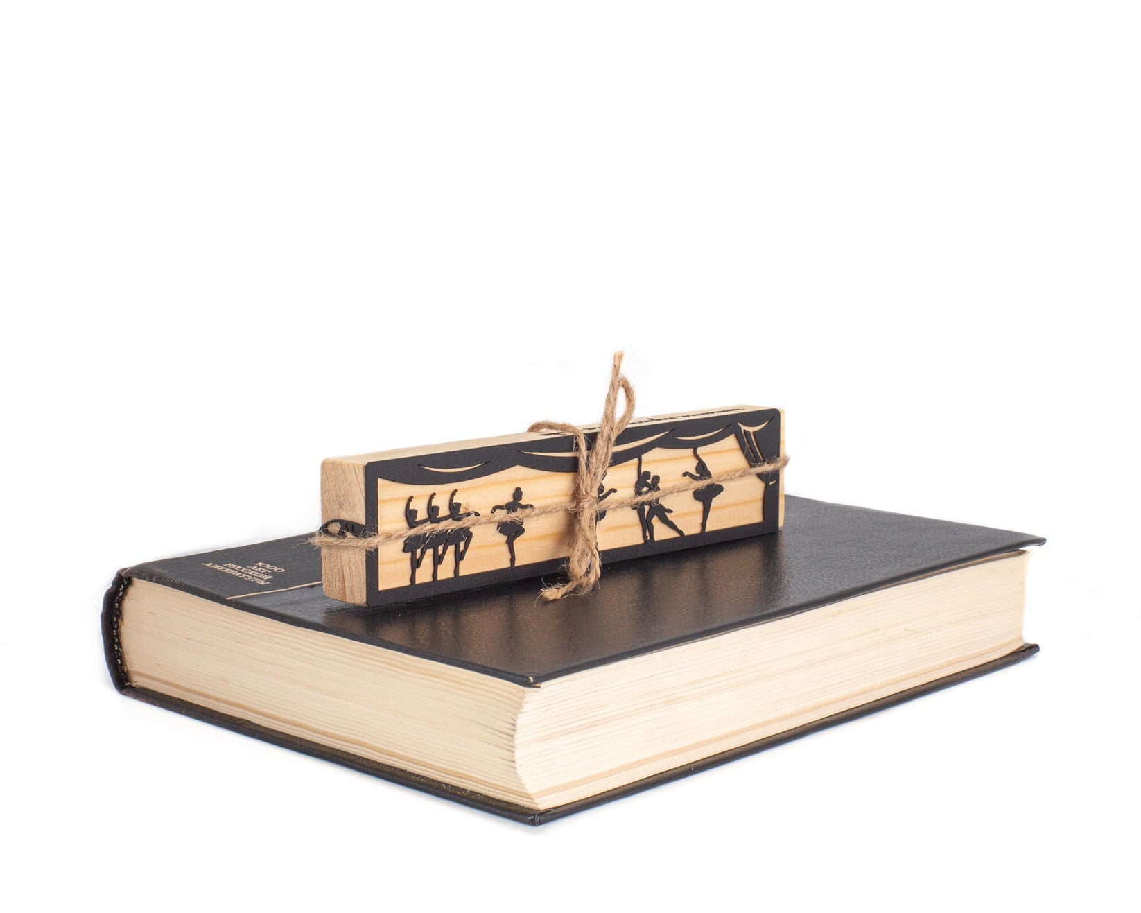 Ballet metal bookmark packed with kraft paper and twine as a gift