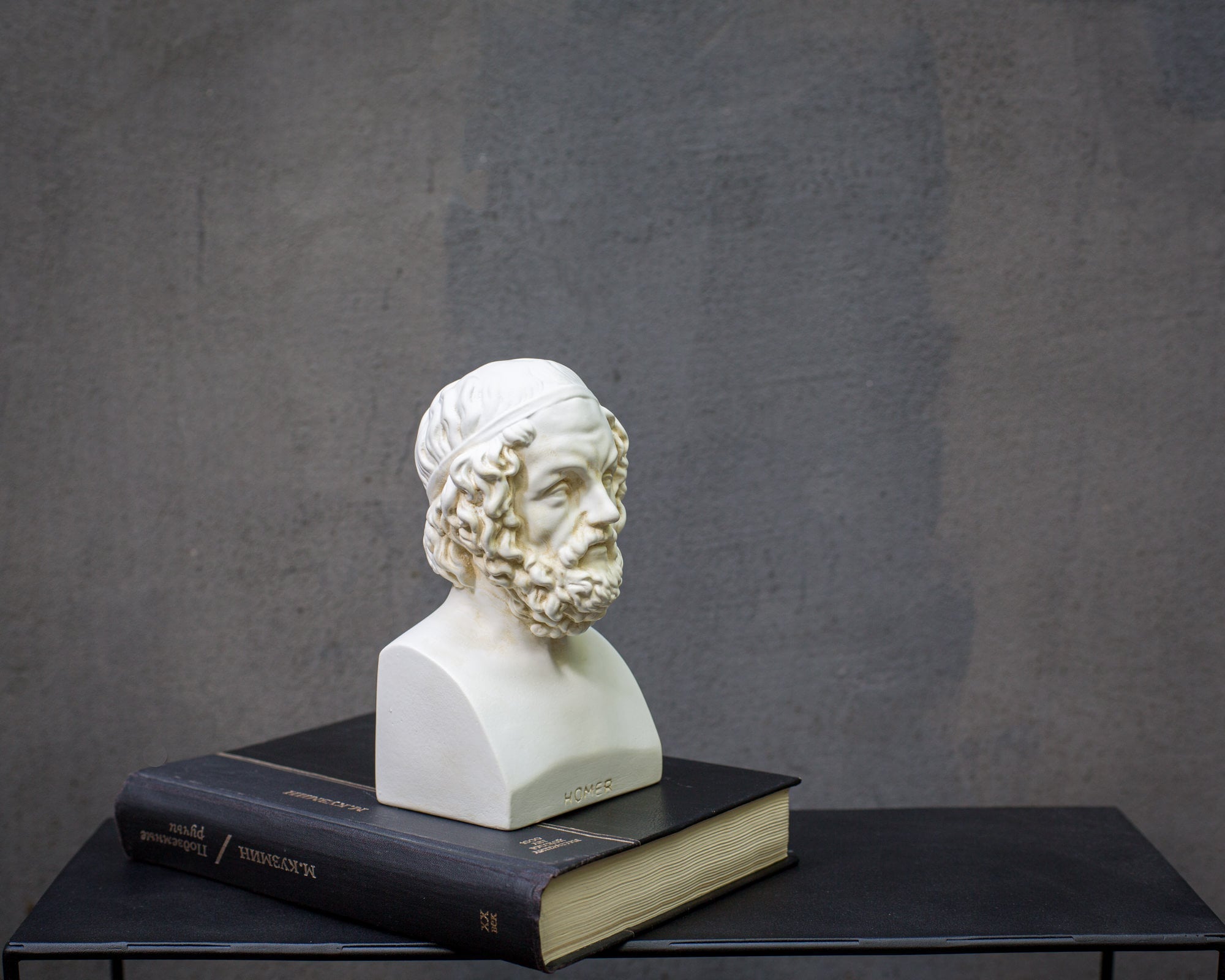 Single Plaster Bust of Homer Bookend - Classic Home Decor and Functional Shelf Accessory - Atelier Article