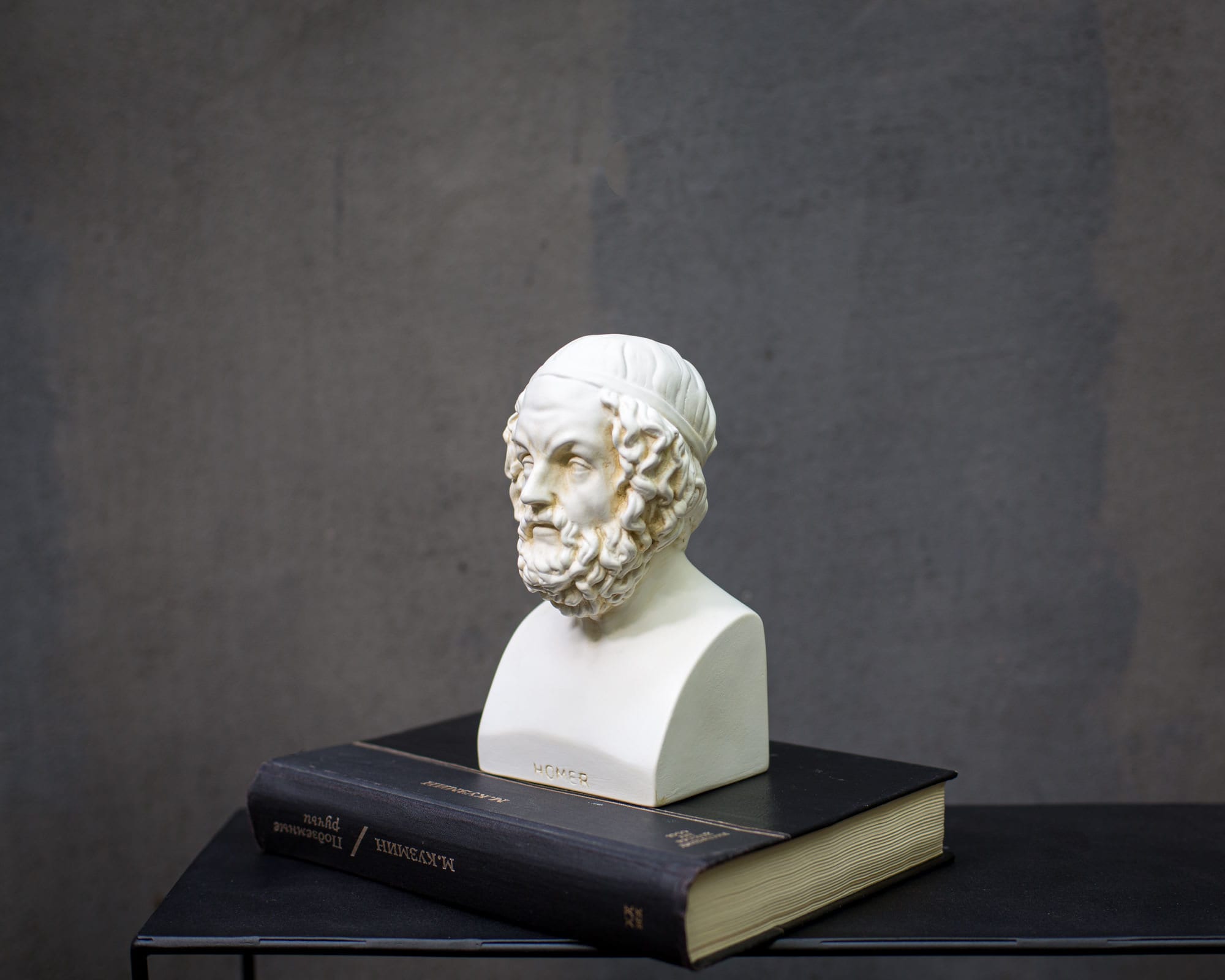 Single Plaster Bust of Homer Bookend - Classic Home Decor and Functional Shelf Accessory - Atelier Article
