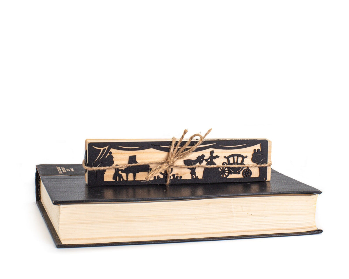 Theater metal bookmark ready to give, wrapped with its wooden block